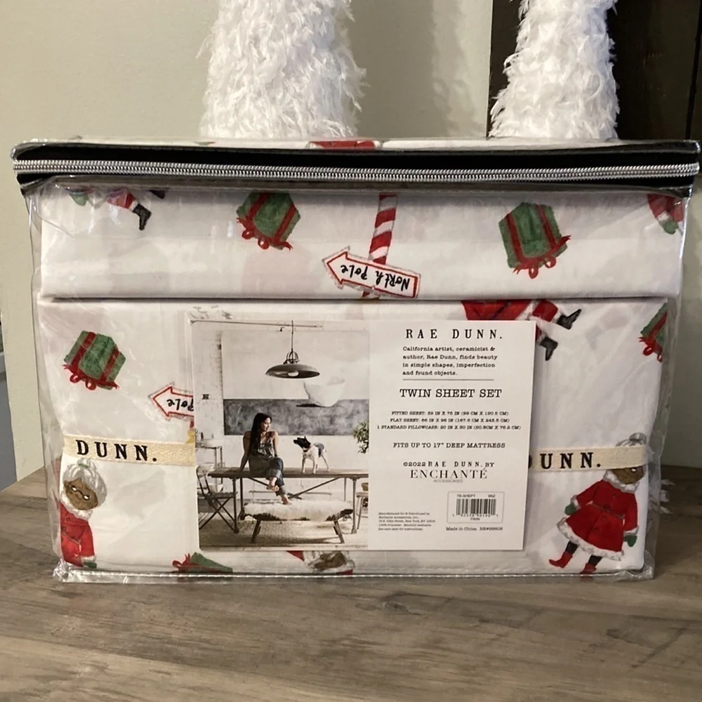 NWT Rae Dunn NORTH POLE SANTA AND MRS CLAUS TWIN CHRISTMAS SHEET SET